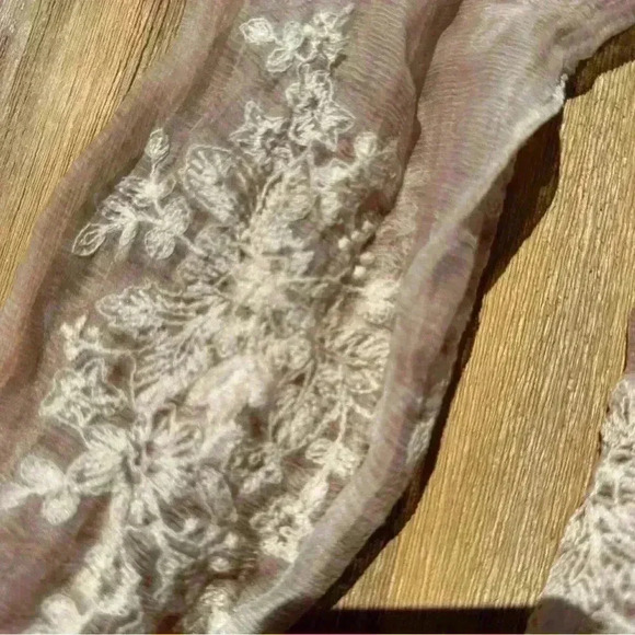 Soft surroundings cream tunic with underlay and floral detail size XS small - Picture 5 of 11